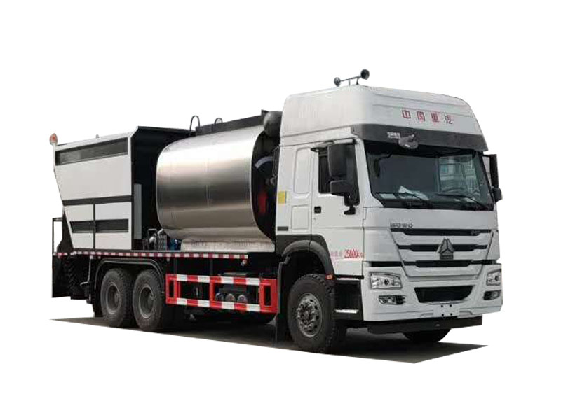 重汽豪沃后雙橋同步碎石封層車(chē)在山東施工